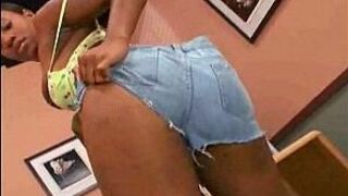 Black Babe Showing Booty and tits teasing - porn video